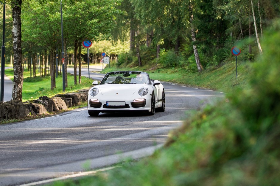 Hvit Porsche på landevei